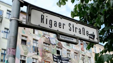 In der Rigaer Straße ist ein Polizeiwagen am Freitagabend mit Steinen beworfen worden. 