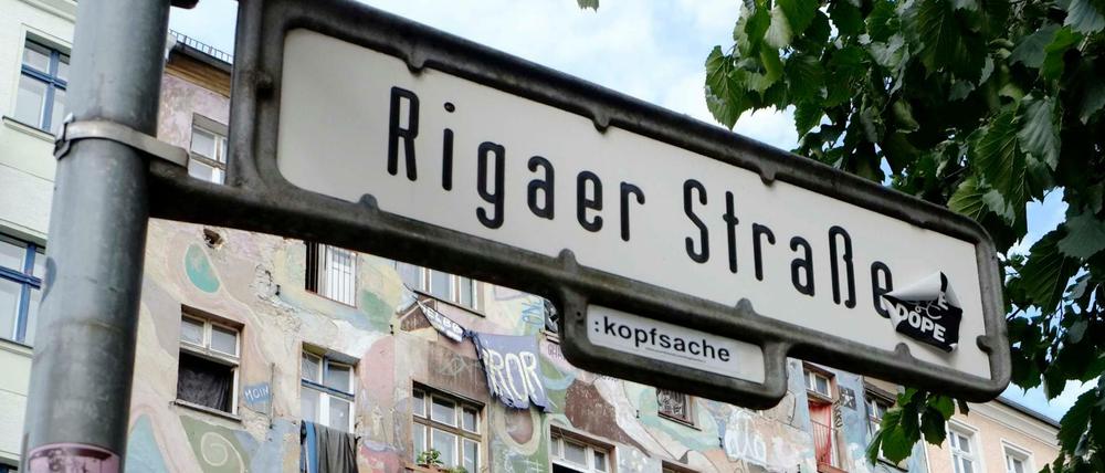 In der Rigaer Straße ist ein Polizeiwagen am Freitagabend mit Steinen beworfen worden. 