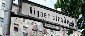 In der Rigaer Straße ist ein Polizeiwagen am Freitagabend mit Steinen beworfen worden. 