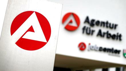 Trotz erfolgreicher Wiedereingliederung in den Arbeitsmarkt benötigen mehr als die Hälfte aller Hartz-IV Empfänger Unterstützung von den Ämtern. 