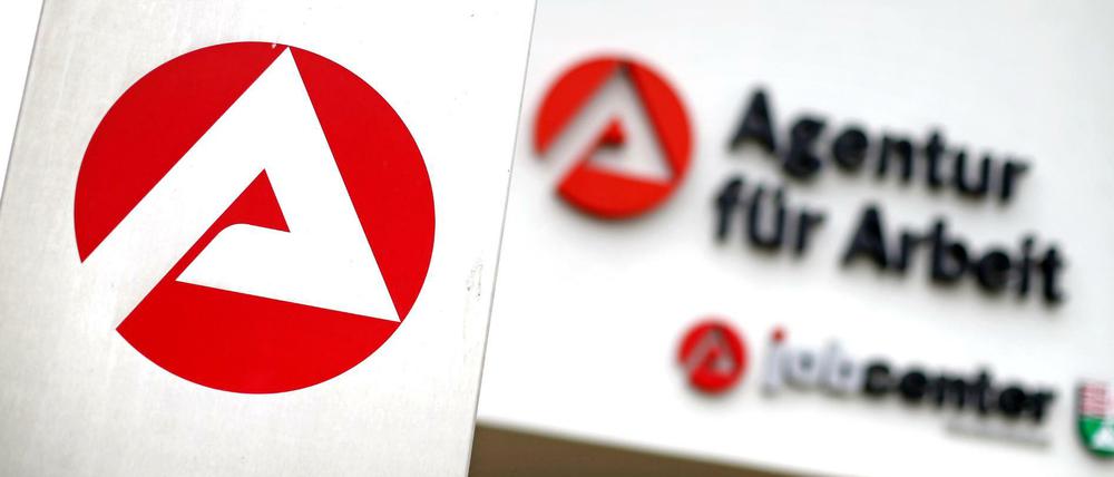 Trotz erfolgreicher Wiedereingliederung in den Arbeitsmarkt benötigen mehr als die Hälfte aller Hartz-IV Empfänger Unterstützung von den Ämtern. 