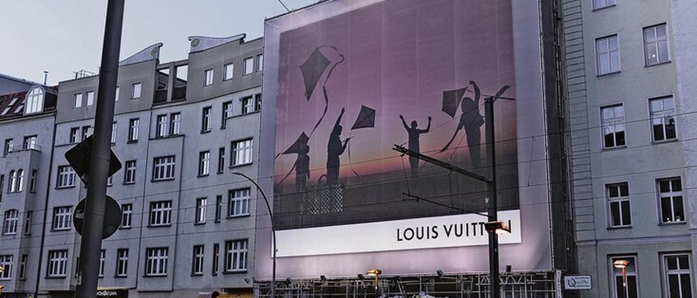 Anwohner? Not amused. Das Plakat wird nachts hell beleuchtet.