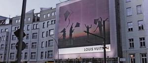 Anwohner? Not amused. Das Plakat wird nachts hell beleuchtet.