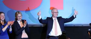 SPD Spitzenkandidat und Erster Bürgermeister Peter Tschentscher jubelt nach der ersten Prognose auf der Wahlparty seiner Partei.
