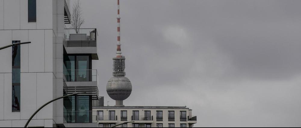 Am Sonntag trat in Berlin der Mietendeckel in Kraft. Doch für die Umsetzung fehlt das Personal.