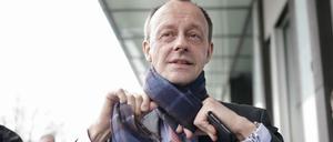 Friedrich Merz verlässt eine Pressekonferenz in der Bundespressekonferenz zu einer möglichen Kandidatur für den CDU-Vorsitz.