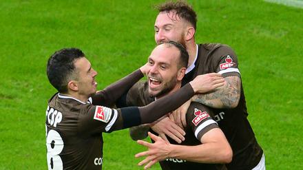 Grund zum Jubeln: St. Paulis Waldemar Sobota, Rico Benatelli und Marvin Knoll (von links nach rechts) können sich über den Derbysieg freuen.
