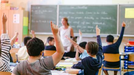 Viertklässler einer Grundschule melden sich während des Unterrichts (Symbolbild) 