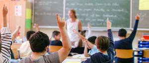 Viertklässler einer Grundschule melden sich während des Unterrichts (Symbolbild) 