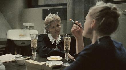 Machtduell am Arbeitsplatz. Natalia Berezhnaya und Olga Shkabarnya spielen die zwei Angestellte in der Kantine eines Forschungsprojekts. 