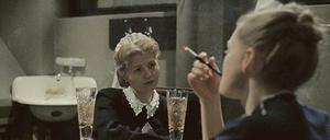Machtduell am Arbeitsplatz. Natalia Berezhnaya und Olga Shkabarnya spielen die zwei Angestellte in der Kantine eines Forschungsprojekts. 