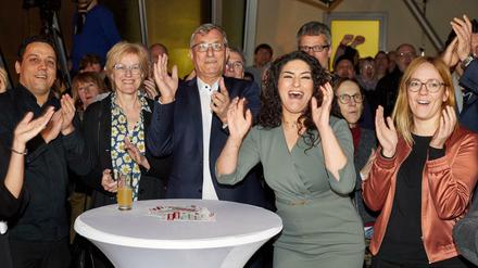 Jubel auf der Wahlparty der Linken in Hamburg. Parteichef Bernd Riexinger (3.v.l.) und Spitzenkandidatin Cansu Özdemir (4.v.l.). 