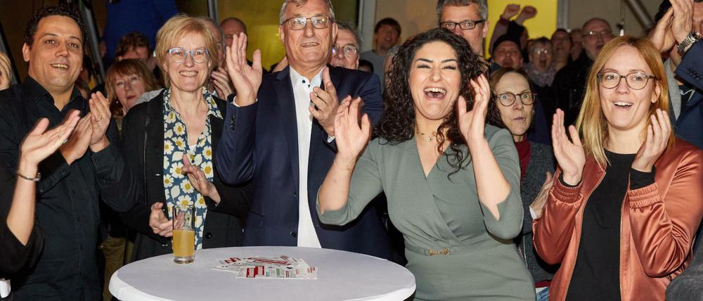 Jubel auf der Wahlparty der Linken in Hamburg. Parteichef Bernd Riexinger (3.v.l.) und Spitzenkandidatin Cansu Özdemir (4.v.l.).