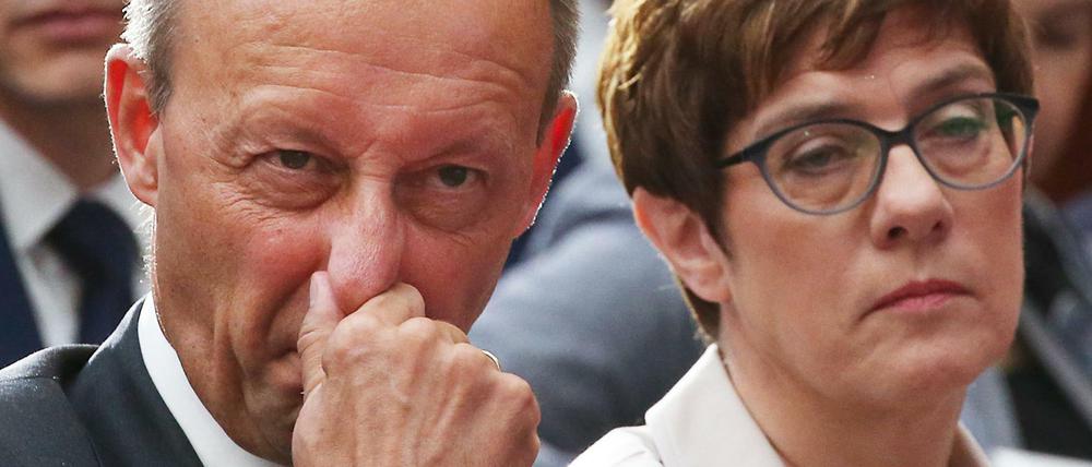Friedrich Merz (CDU) und Annegret Kramp-Karrenbauer, Vorsitzende der CDU, sitzen nebeneinander.