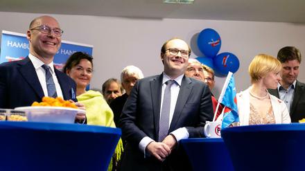 Alexander Wolf (l) und Krzysztof Walczak (M), beide stellvertretende Sprecher der AfD Hamburg, sehen die Entwicklung am Wahlabend optimistisch.
