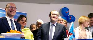 Alexander Wolf (l) und Krzysztof Walczak (M), beide stellvertretende Sprecher der AfD Hamburg, sehen die Entwicklung am Wahlabend optimistisch.