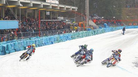 In die Kurve. Die Eisspeedway Union Berlin lädt bereits zum 47. Mal zum Eisspeedway im Horst-Dohm-Eisstadion ein. 