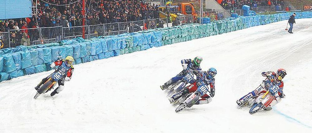 In die Kurve. Die Eisspeedway Union Berlin lädt bereits zum 47. Mal zum Eisspeedway im Horst-Dohm-Eisstadion ein.