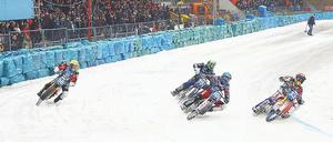 In die Kurve. Die Eisspeedway Union Berlin lädt bereits zum 47. Mal zum Eisspeedway im Horst-Dohm-Eisstadion ein. 