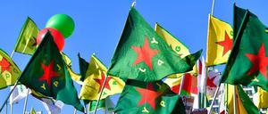 In Frankreich werden Kämpfer der YPG/YPJ in Paris empfangen, in Deutschland können ihre Symbole verboten werden. Demo in Berlin.