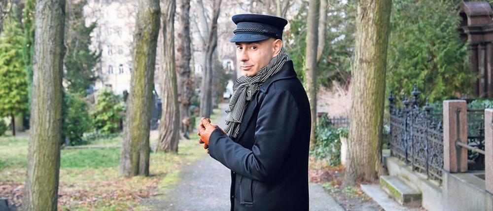 Inspiriert. Der Spaziergang mit dem deutsch-amerikanisch-persischen Musiker und Komponisten Malakoff Kowalski führt durch seinen Kiez in Kreuzberg und den Friedhof Dreifaltigkeit II an der Bergmannstraße. Der 40-Jährige mag Friedhöfe.