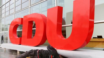 Arbeiten am CDU-Logo während der Vorbereitungen auf den Bundesparteitag 2018
