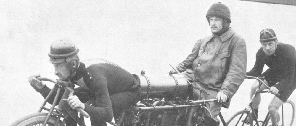 Unterwegs mit viel Geknatter. Die Steherrennen mit groß betankten Motorrädern waren einst Publikumsmagneten. Hier lässt sich der niederländische Top-Fahrer Piet Dickentman (rechts) ziehen.