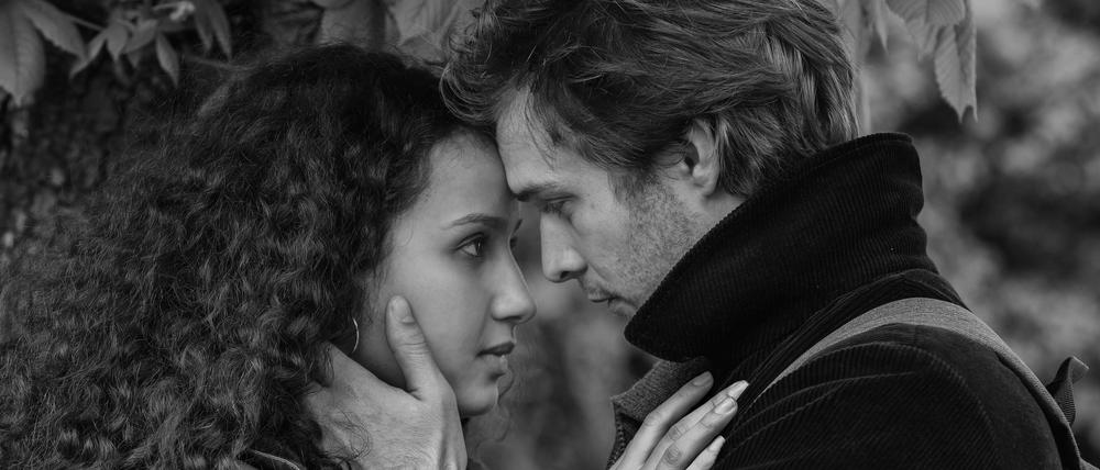 Liebe im Dreieck. Protagonist Luc und eine seiner Gefährtinnen im Film.