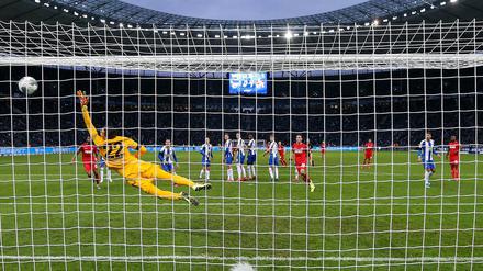 In den Winkel: Mark Uth setzt per Freistoß den Schlusspunkt.