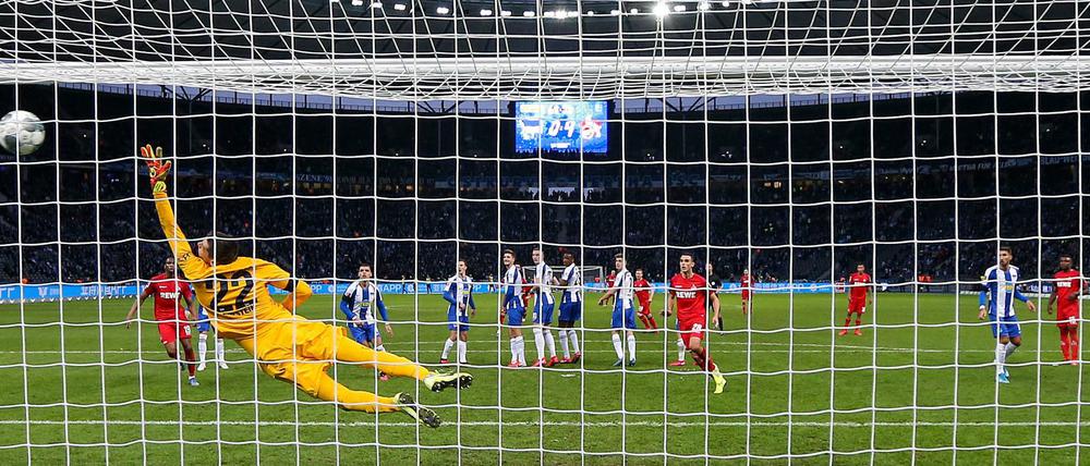 In den Winkel: Mark Uth setzt per Freistoß den Schlusspunkt.