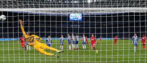 In den Winkel: Mark Uth setzt per Freistoß den Schlusspunkt.