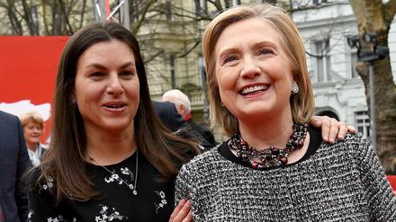 Regisseurin Nanette Burstein (l.) und Hillary Clinton bei der Berlinale. 