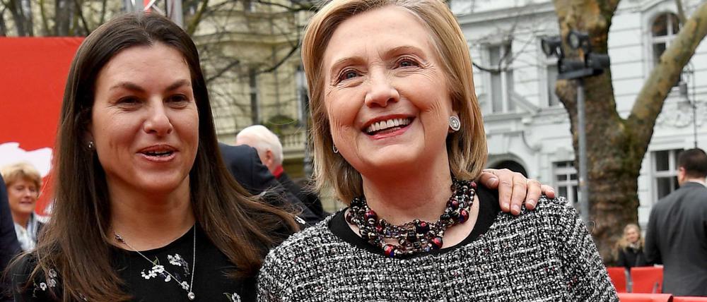 Regisseurin Nanette Burstein (l.) und Hillary Clinton bei der Berlinale.