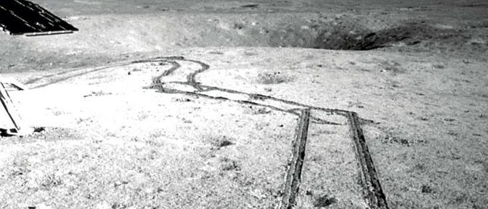 Die ersten Spuren im Mondsand hinterließ Yutu-2 zwölf Stunden nach der Landung der Sonde Chang’E-4 (oben links).