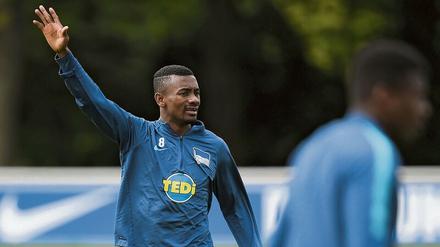 Hallooooo! Mich gibt es auch noch! Publikumsliebling Salomon Kalou trainierte am Dienstag wieder mit der Mannschaft von Hertha BSC.