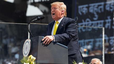 US-Präsident Trump in einem Cricket-Stadion in der westlichen Millionenstadt Ahmedabad.