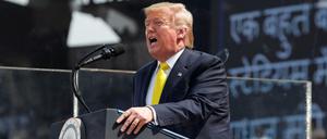 US-Präsident Trump in einem Cricket-Stadion in der westlichen Millionenstadt Ahmedabad.