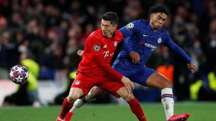 Im Spiel gegen Chelsea erzielte Lewandowski (l.) noch ein Tor. Danach gab es die Diagnose.