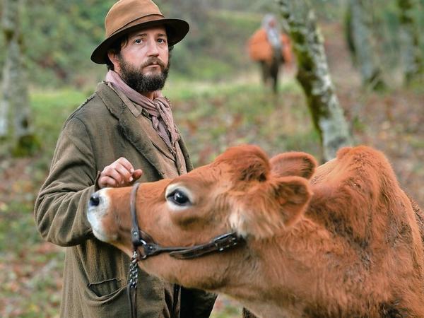 Milch fürs Gemüt. John Magaro spielt Cookie, der sich als Koch durch den Wilden Westen schlägt.