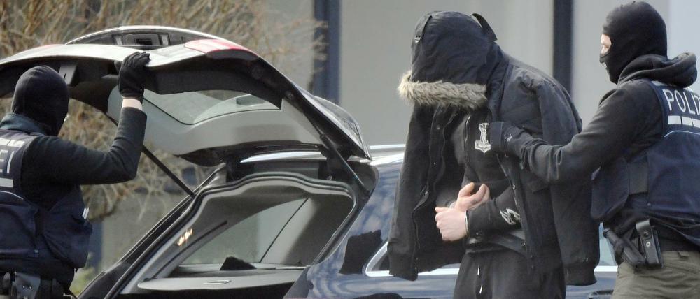 Einen Tag der nach der Zerschlagung der rechten Terrorzelle wird eine Person in den Bundesgerichtshof in Karlsruhe gebracht. (Archivbild)