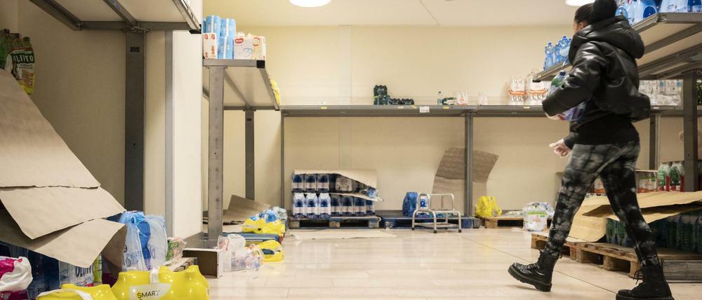 Eine Frau geht durch einen fast leeren Supermarkt. Am Wochenende deckten sich viele Italiener sicherheitshalber mit Lebensmitteln ein.
