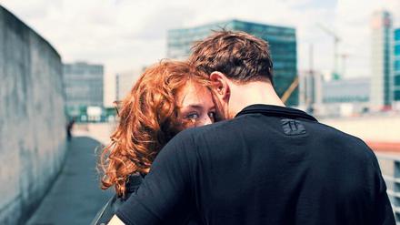 Paula Beer und Franz Rogowski spielen in "Undine" ein Liebespaar in einer aus der Zeit gefallenen Gegenwart.