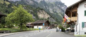 Sicht auf die Felsabrissstelle, die durch die Munitionsexplosion von 1947 entstand. Das Dorf muss nun komplett umziehen.