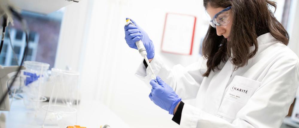 Eine Mitarbeiterin der Charite bei einem Coronavirus-Test