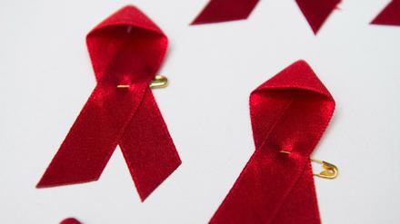 Viele rote Schleifen, das weltweit anerkannte Symbol für die Solidarität mit HIV-Infizierten. (Symbolbild)