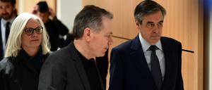 Das Ehepaar Fillon (links und rechts) am Mittwoch auf dem Weg in den Gerichtssaal.