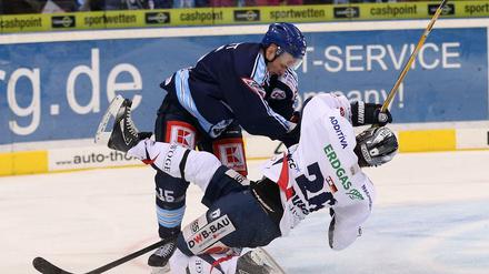 Florian Busch (r.) musste in seiner Karriere eine Menge einstecken. Nach einer weiteren Kopfverletzung fehlt er den Eisbären Berlin nun schon fast die gesamte Saison.