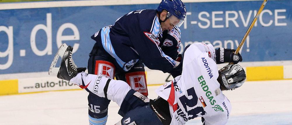 Florian Busch (r.) musste in seiner Karriere eine Menge einstecken. Nach einer weiteren Kopfverletzung fehlt er den Eisbären Berlin nun schon fast die gesamte Saison.