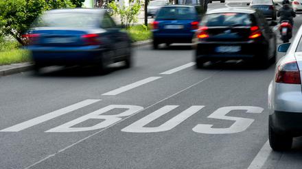 Ein Raser ist auf dem Mariendorfer Damm mit 118 km/h über eine Busspur gefahren - mehr als doppelt so schnell wie erlaubt.