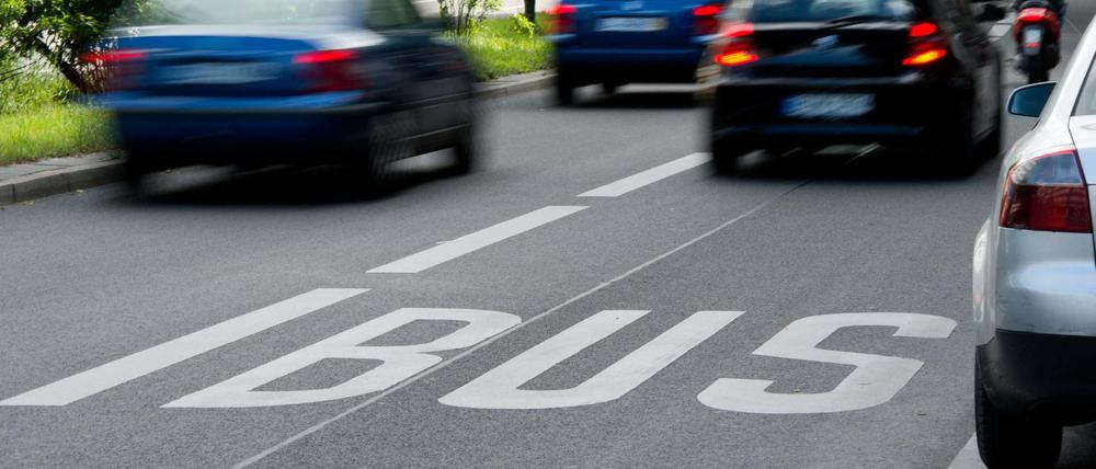 Ein Raser ist auf dem Mariendorfer Damm mit 118 km/h über eine Busspur gefahren - mehr als doppelt so schnell wie erlaubt.